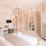 Le Pietrasantine - Centro Storico Couette-café 4*